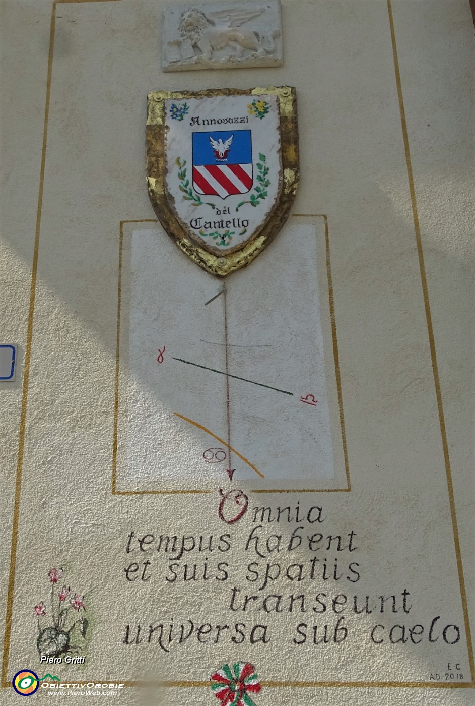 88 Stemma di casa Annovazzi con meridiana.JPG